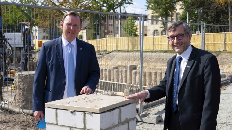 Ministerpräsident Ramelow (l.) und Präsident Rosenthal bei der Grundsteinlegung auf dem Inselplatz.