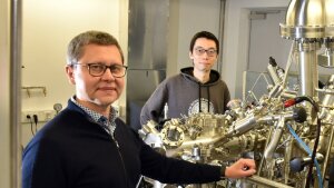 Prof. Dr. Andrey Turchanin (l.) und Dr. Zian Tang haben die Smarten Nanoblätter mitentwickelt.