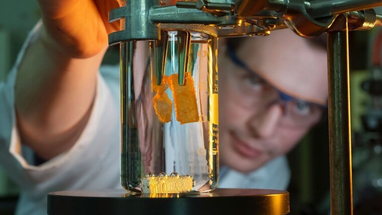 The University of Jena is researching sustainable, intelligent plastics.