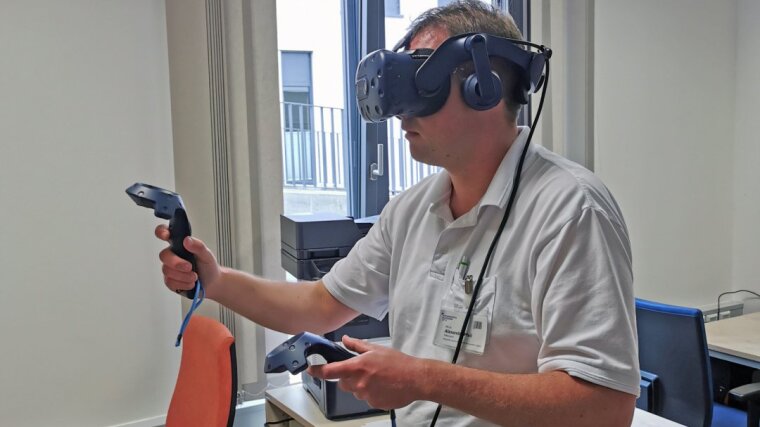 Eine Virtual Reality-Brille und zwei Joysticks ermöglichen die besonderen Einblicke.
