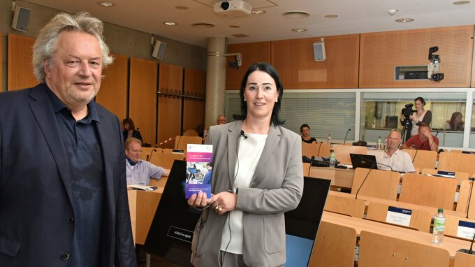 Prof. Dr Heike Kraußlach (right) and Prof. Dr Klaus Dörre present the new ZeTT study.