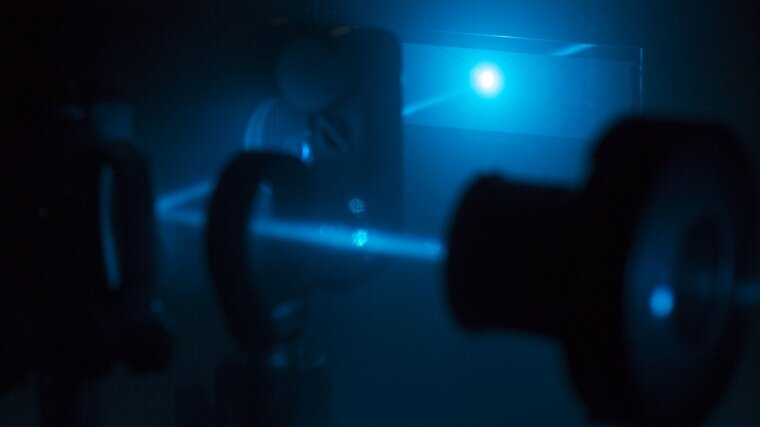 Laserstrahlen in einem Anregungs-Abfrage-Experiment.