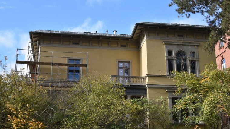 Die Gerüste am Ernst-Haeckel-Haus stehen noch bis 2021, da die Sanierung für "Überraschungen" sorgt.