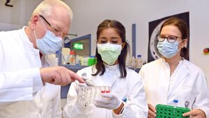 Prof. Dr. Otto W. Witte (l.), Dr. Christiane Frahm (r.) and young researcher Nayana Gaur (m.).