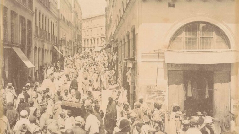 Die Sammlung enthält u.a. Momentaufnahmen, etwa diese belebte Straßenszene in Algier.