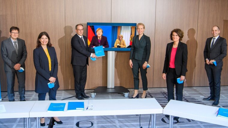 Die Expertenkomission Forschung und Innovation überreicht das Jahresgutachten