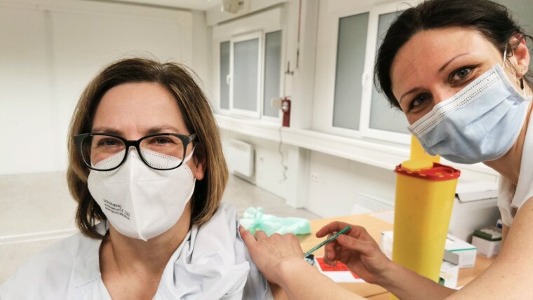 Eine Mitarbeiterin am Uniklinikum Jena wird gegen Corona geimpft.