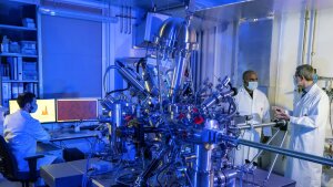 Andrey Turchanin (r.) und Antony George besprechen ein Experiment zur Herstellung von 2D-Materialien