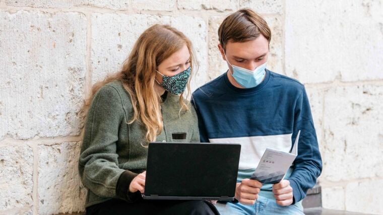 Informationen zum Studium an der Uni Jena gibt es gedruckt, aber längst auch digital.