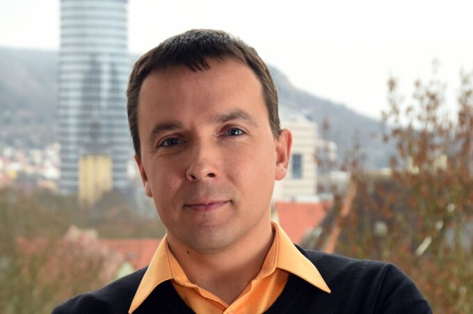 Materialforscher Prof. Dr.-Ing. Lothar Wondraczek erhält den „ERC Proof of Concept Grant“.
