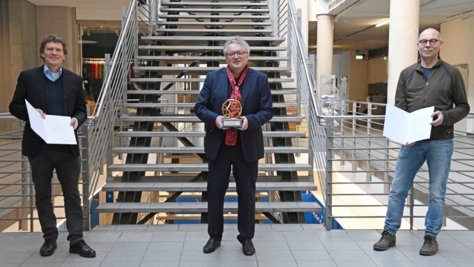 In der Kategorie „Grundlagenforschung“ erhalten die Soziologen (v. l.) Prof. Dr. Hartmut Rosa (Universität Jena und Universität Erfurt), Prof. Dr. Klaus Dörre (Universität Jena) sowie Prof. Dr. Stefan Lessenich (LMU München) den Thüringer Forschungspreis 2021 für ihre Arbeit zu Postwachstumsgesellschaften.