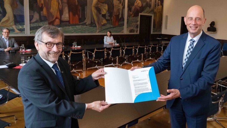Präsident Walter Rosenthal (l.) erhält von Minister Wolfgang Tiefensee den Bewilligungsbescheid.