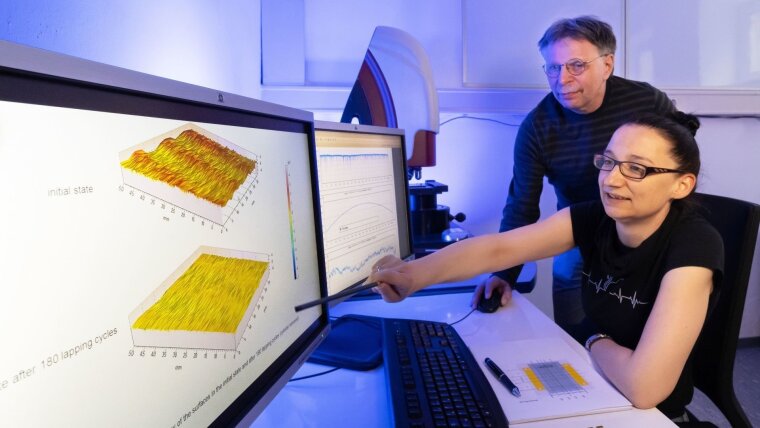 Susanne Sandkuhl und Volker Herold werten eine 3D-Oberflächenmessung aus.