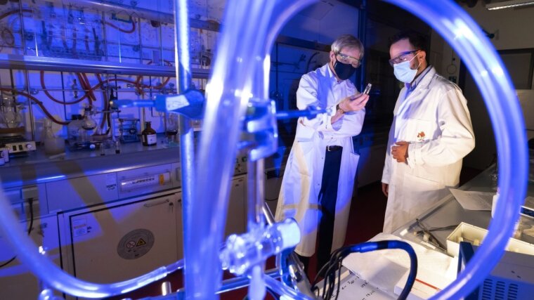 Prof. Dr Wolfgang Weigand, (l.) and Dr Laith Almazahreh in the lab.
