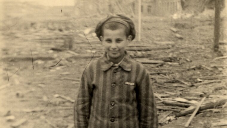 Befreites Kind im KZ-Außenlager Boelcke-Kaserne in Nordhausen, nach dem 11. April 1945
