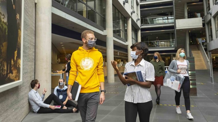 Studierende der Uni Jena sind mit ihrer allgemeinen Studiensituation sehr zufrieden.