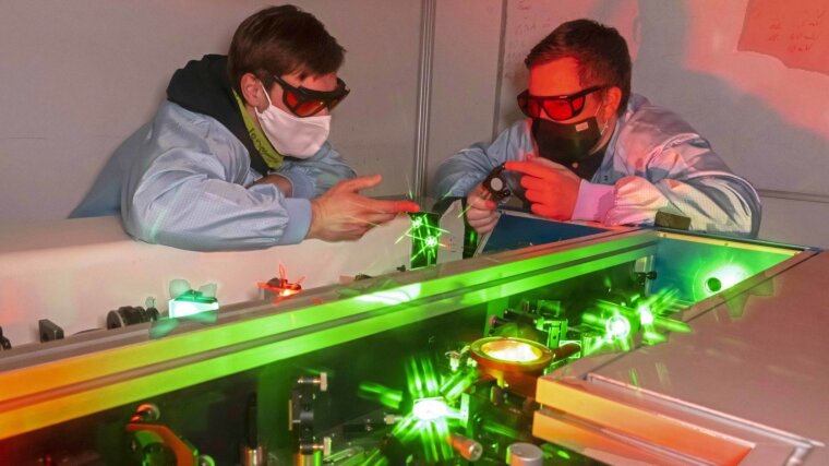 First author of the current study Tobias Helk (l.) and Dr Frederik Tuitje in a laser laboratory.