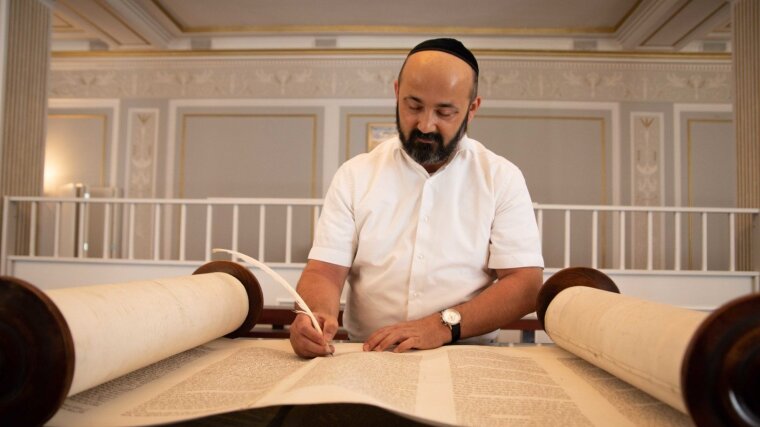 Rabbiner und Sofer Reuven Yaacobov schreibt die Tora-Rolle.