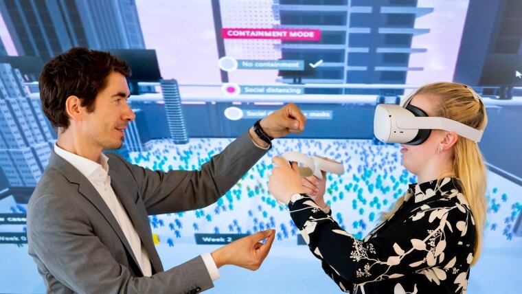 Prof. Alexander Gröschner with a test person during an experiment in virtual reality