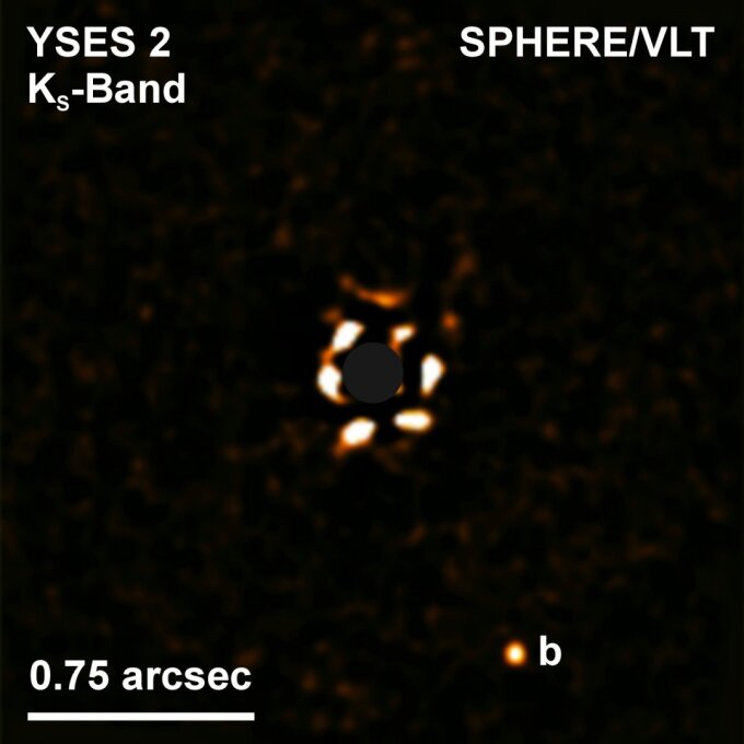 Der junge, sonnenähnliche Stern YSES 2, aufgenommen am 08.12.2020 im Ks-Band (ca. 2.2µm) mit SPHERE am Nasmyth-Fokus von Melipal, einem der vier 8.2m Teleskope des Very Large Telescope am Paranal Observatorium der Europäischen Südsternwarte in Chile. Der Stern befindet sich in der Bildmitte hinter einer Koronagraphenmaske (graue Kreisfläche, Radius von 0.1 Bogensekunden). In dieser SPHERE-Aufnahme ist der neu entdeckte Exoplanet YSES 2b ca. 1 Bogensekunde südlich von seinem Mutterstern zu erkennen.