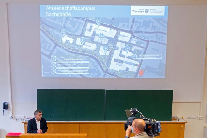 Uni-Präsident Walter Rosenthal vor der Skizze des Ministeriums zur Nutzung des Bachstraßen-Areals. Es ist kein Bebauungsplan und daher wird die Gestaltung vermutlich anders aussehen.