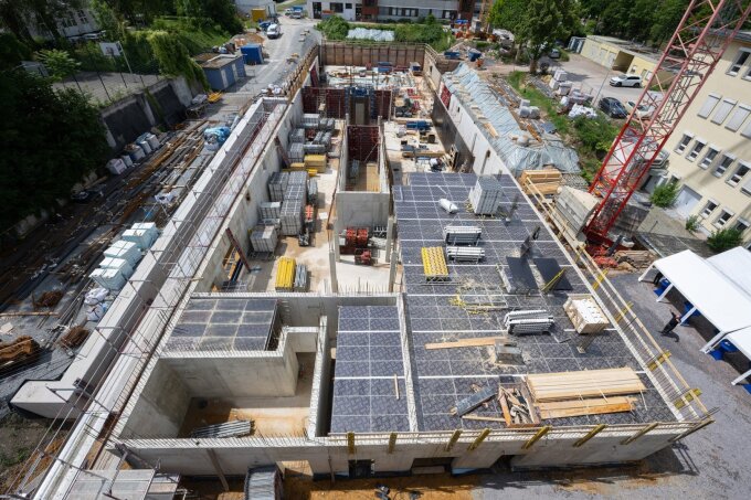 Blick auf die Baustelle während der Grundsteinlegung für die Forschungsneubauten.