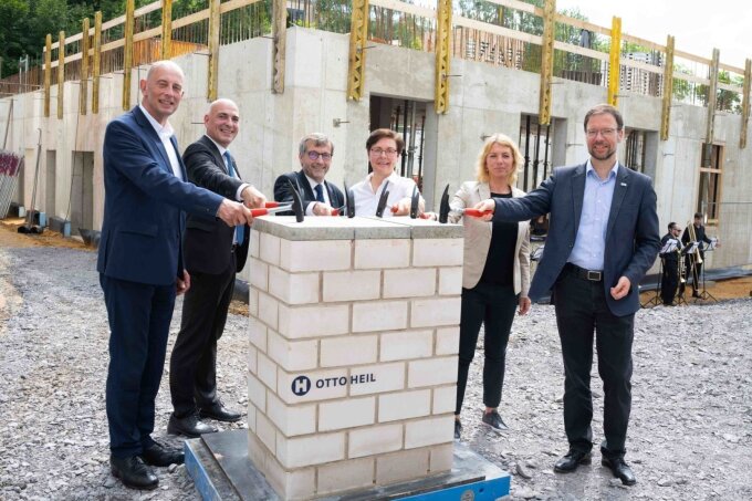 Wolfgang Tiefensee, Thüringens Wissenschaftsminister, Prof. Dr. Ulrich S. Schubert, Direktor des CEEC Jena, Prof. Dr. Walter Rosenthal, Präsident der Universität, Heike Taubert, Finanzministerin Thüringens, Susanna Karawanskij, Staatssekretärin im Thüringer Ministerium für Infrastruktur und Landwirtschaft, und Dr. Thomas Nitzsche, Oberbürgermeister von Jena, (v. li.) während der Grundsteinlegung.