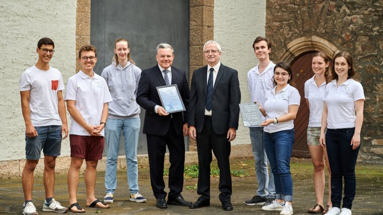 Medizinstudierende zeichnen Prof. Dr. Frank Schmidl (5. v. li.) mit Janus-Cornarius-Lehrpreis aus.