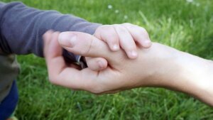 Streicheln, das von C-taktilen Nervenfasern aufgenommen wird, beruhigt und baut Stress ab