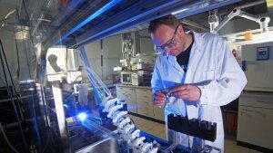 Am Projektende sollen Reaktionen dann automatisiert in einem Syntheseroboter durchgeführt werden.