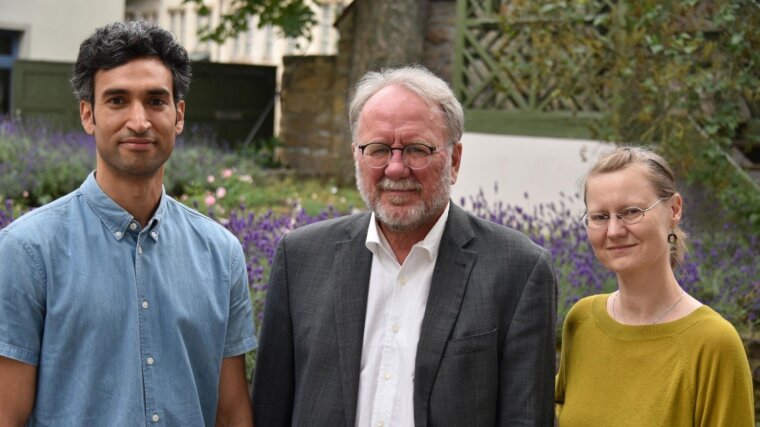 Fahed Al'Janabi, Prof. Michael Wermke and Dr Sophie Seher (from left) receive a 2021 teaching award.