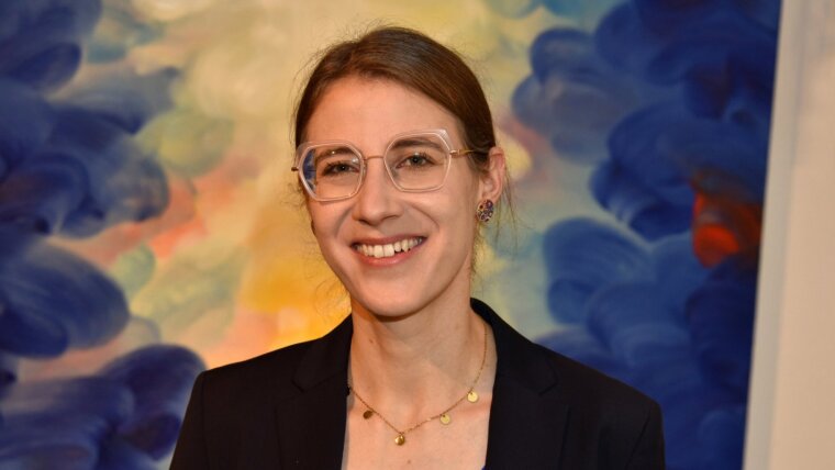 Prof. Dr. Sarah Jäger hat die Juniorprofessur für Systematische Theologie und Ethik inne.