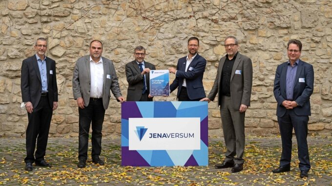 Die Mitglieder des Vorstandes des neu gegründeten Vereins JenaVersum (v.l.n.r.) Jochen Alkemper (SCHOTT Technical Glass Solutions GmbH), Steffen Teichert (Ernst-Abbe-Hochschule), Walter Rosenthal (Friedrich-Schiller-Universität), Thomas Nitzsche (Stadt Jena), Thomas Kamradt (Universitätsklinikum Jena) und Jörg Ganzenmüller (Stiftung Ettersberg).