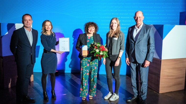 Firmenchefin Dr. Claudia Reinlein (M.) bei der Preisverleihung.