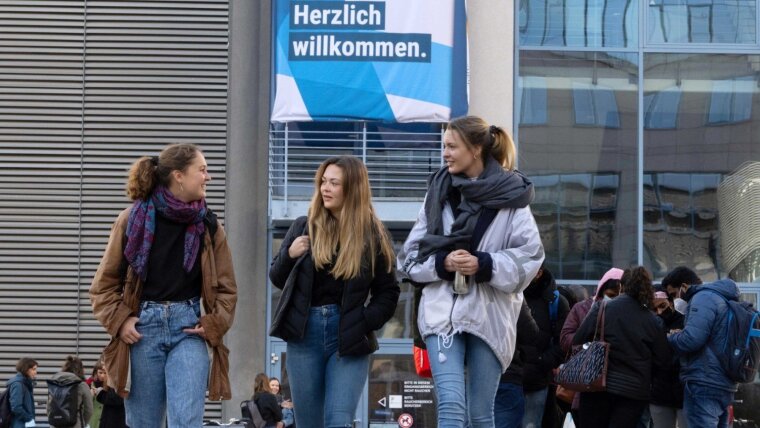 Der Campus der Universität ist zum Vorlesungsstart so lebendig wie viele Monate nicht mehr.