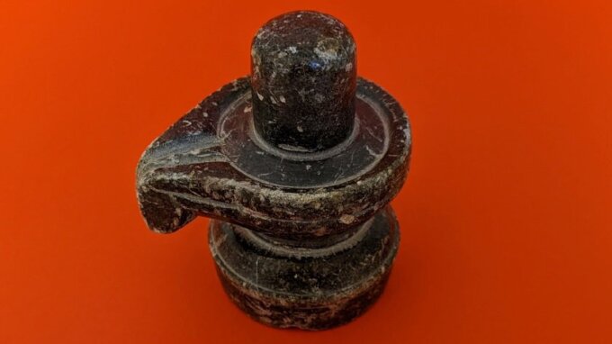 In der Ausstellung zu sehen: Diese figürliche Abstrahierung von Lingam und Yoni symbolisiert die ewige Vereinigung von Gott Shiva und seiner Shakti, Männlichem und Weiblichem, Himmel und Erde.