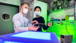 Philipp Buday (l.) and Chizuru Kasahara during an experiment on light-driven hydrogen production.