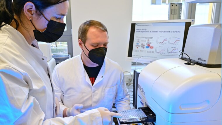 Dr. Julia Drube (l.) und Raphael Haider analysieren die Regulation G-Protein-gekoppelter Rezeptoren.