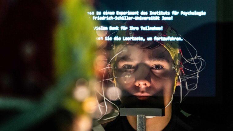 Proband Lucas Riedel während einer EEG-Studie mit sogenannten Cochlea-Implantaten.