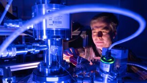Dr. Serge Krasnokutski untersucht die Bildung von Biomolekülen bei niedriger Temperatur im Vakuum.