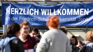 Die Universität Jena heißt Studieninteressierte am Hochschulinformationstag in Jena willkommen.