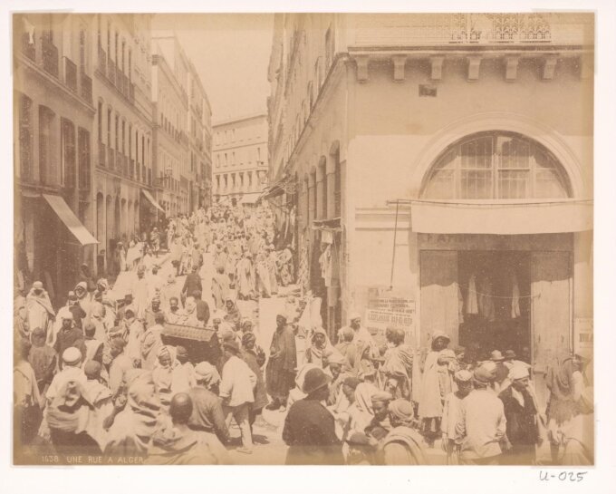Eine Straße in Algier, ca. 1888.