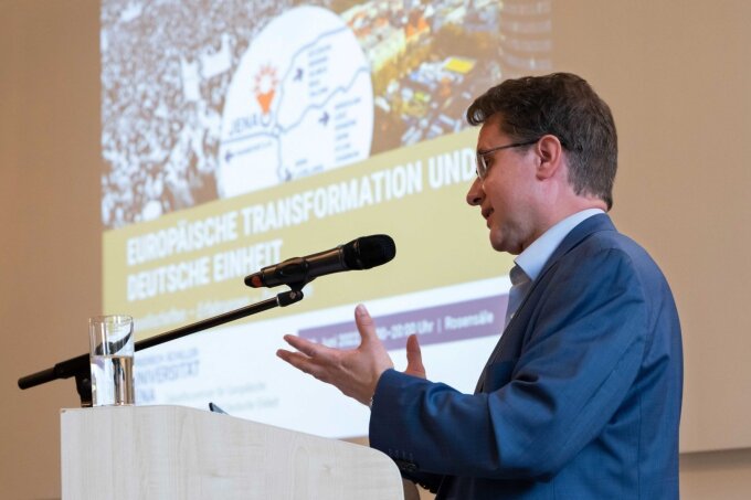 Prof. Dr. Jörg Ganzenmüller beim Eröffnungsvortrag des Symposiums.