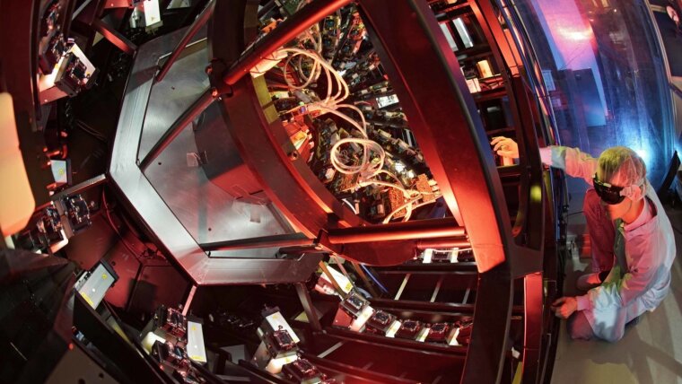 Das Forschungsteam arbeitet in seinen Laboren mit besonders leistungsstarken Lasern.