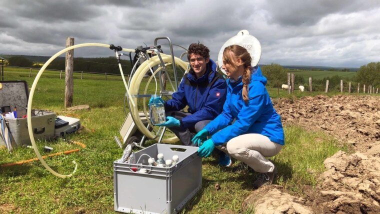 Dr. Will Overholt und Prof. Dr. Kirsten Küsel von der Universität Jena bei Wasseranalysen im Feld.