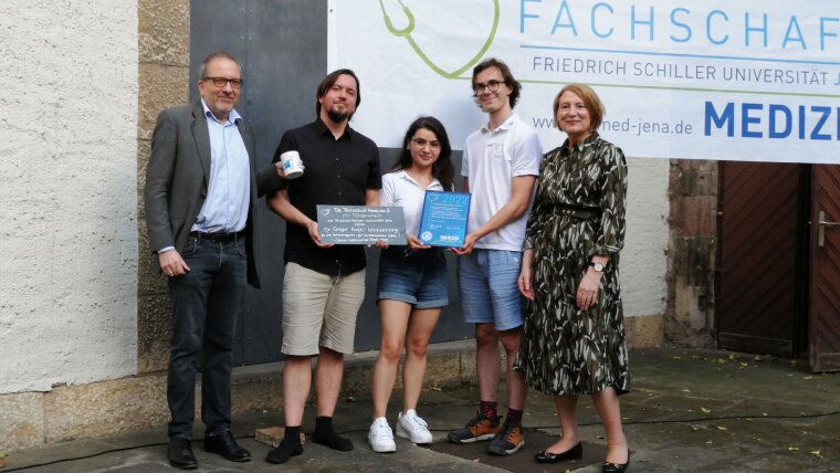 Gregor Hayn-Leichsenring (2.v.l.) erhält den Lehrpreis 2022 von Studierenden und UKJ-Vorstand.