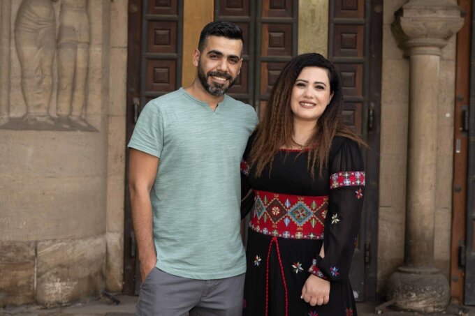 Ausschließlich wegen der Promotionsfeier am Schillertag sind Dr. Manar Faraj und ihr Ehemann Qossay Abuakar aus Palästina nach Jena gereist. Manar Faraj wurde in der Versöhnungsforschung der Universität Jena promoviert und hat ihre Urkunde bei der Festveranstaltung in der Aula erhalten.