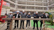 Prof. Dr Walter Rosenthal, Dr Thomas Nitzsche, Wolfgang Tiefensee, Susanna Karawanskij, Hans-Karl Rippel and architect Volker Giezek (from left to right) symbolically hammer nails into a wooden beam.