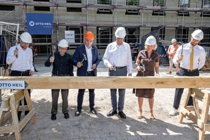 Oberbürgermeister Thomas Nitzsche, Uni-Präsident Walter Rosenthal, CEEC-Direktor Ulrich S. Schubert, Wissenschaftsminister Wolfgang Tiefensee, Infrastrukturministerin Susanna Karawanskij sowie Architekt Hubert Juranek (v.l.) schlagen als Symbol der Fertigstellung Nägel in einen Balken während des Richtfestes für das CEEC Jena II und das Anwendungszentrum CEEC Jena.