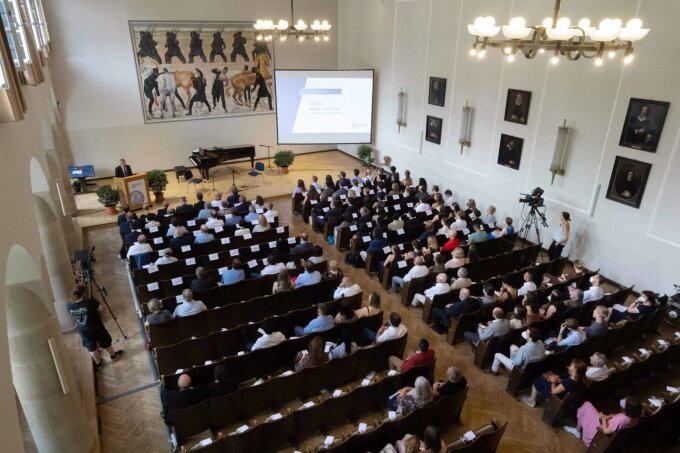 Uni-Präsident Prof. Dr. Walter Rosenthal eröffnet den Festakt am Schillertag.